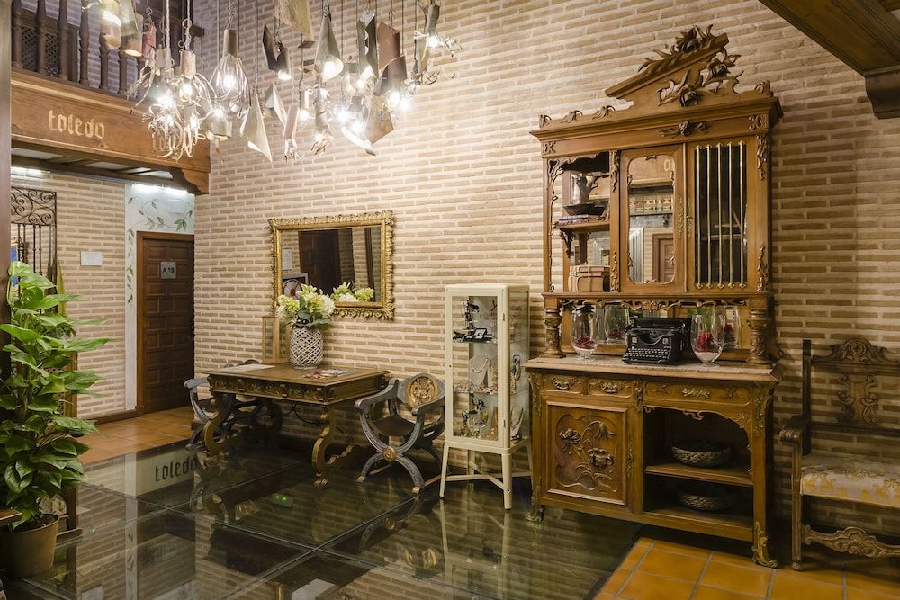 Hostal YIT puerta Bisagra 1