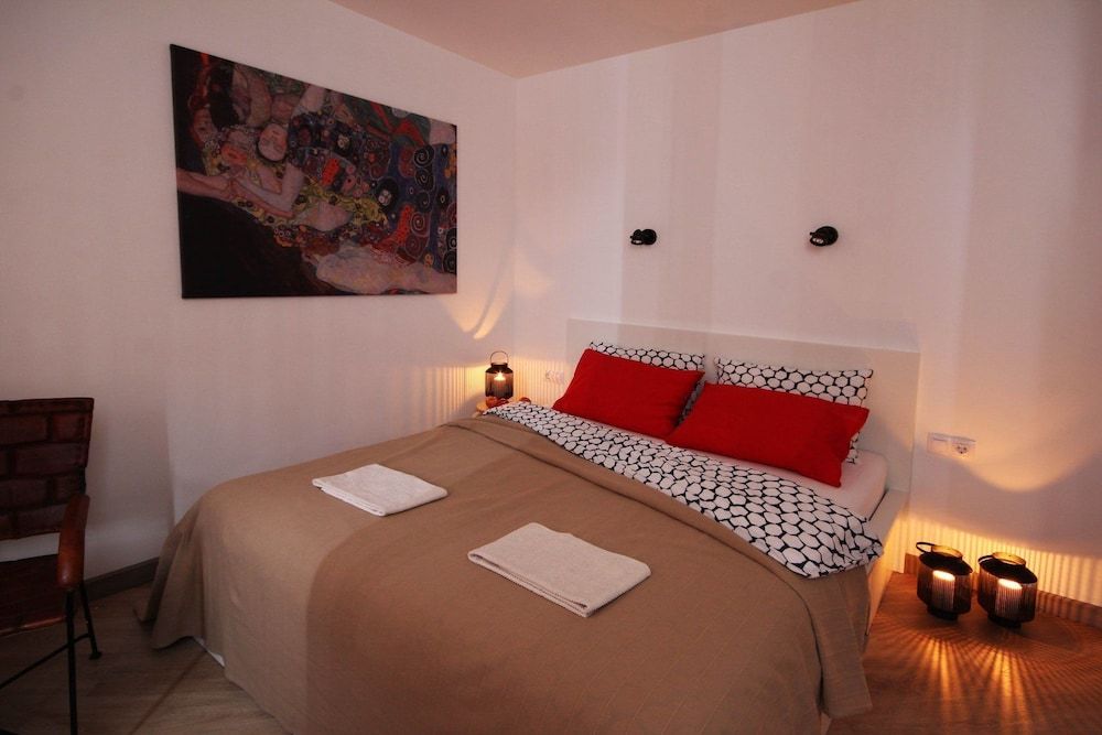 CoHome Stylish Apartment 2