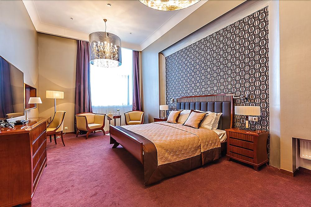 Raikin Plaza Hotel 1