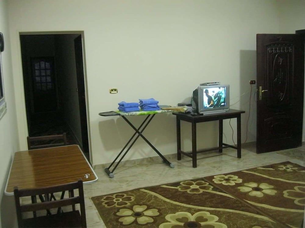 Three Bedroom Apartment With Pyramids View 2