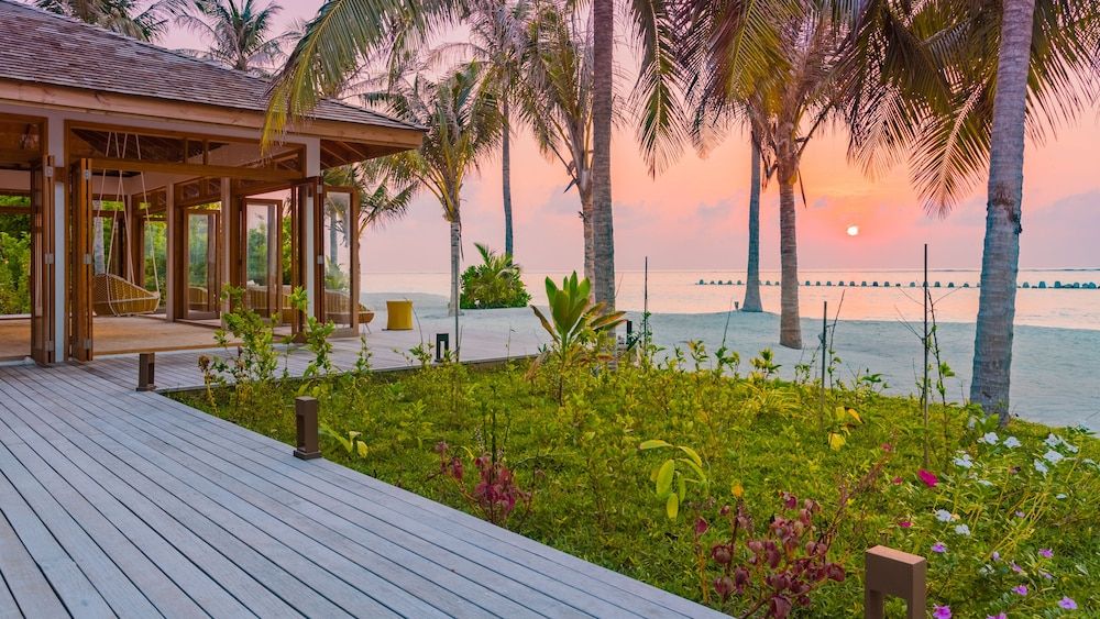 Innahura Maldives Resort 2