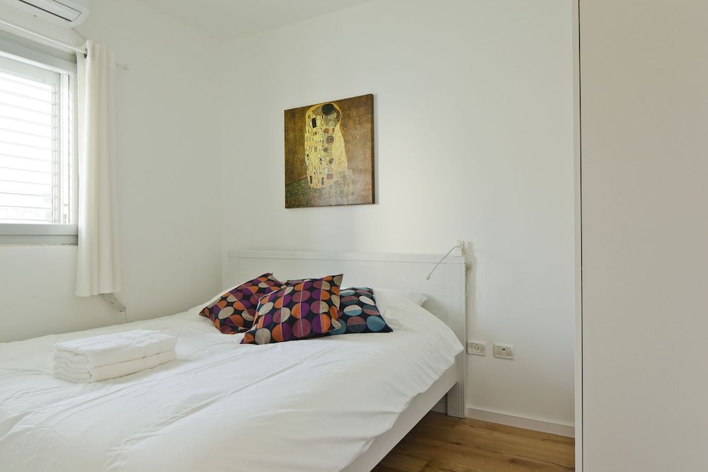 TLV Suites by the sea 3 Rooms 2