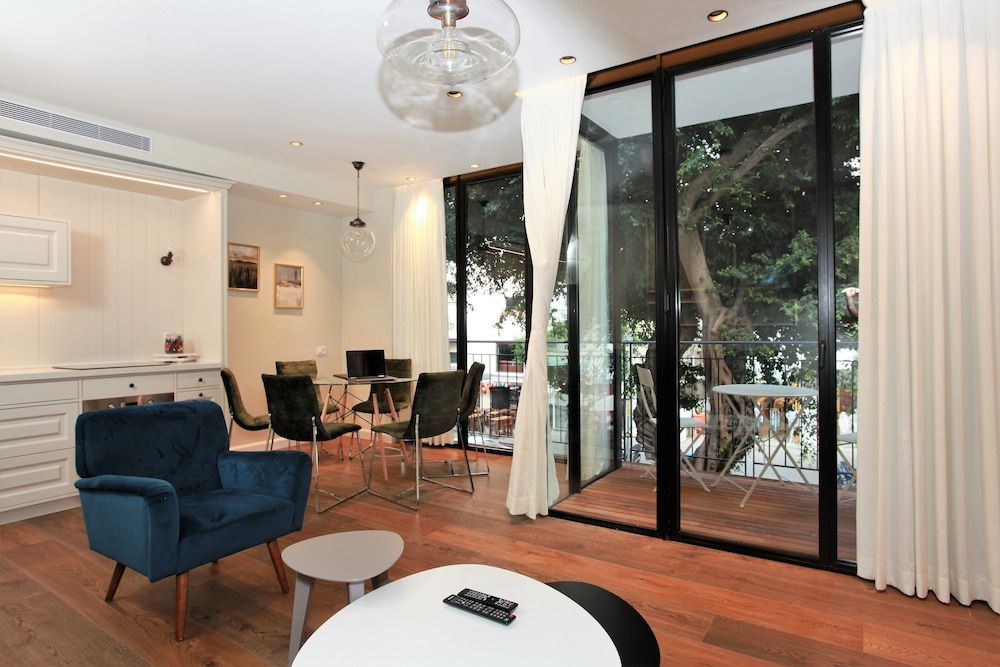 Diagonal-Stay Residency 1