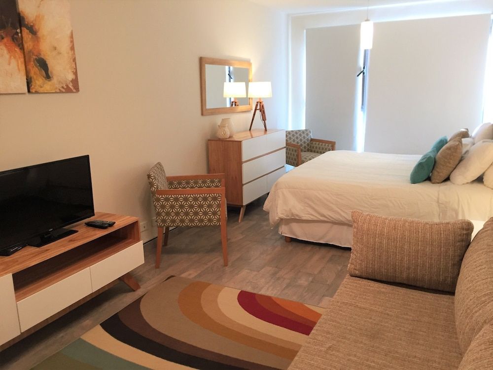 Urbana Suites & Studios 440