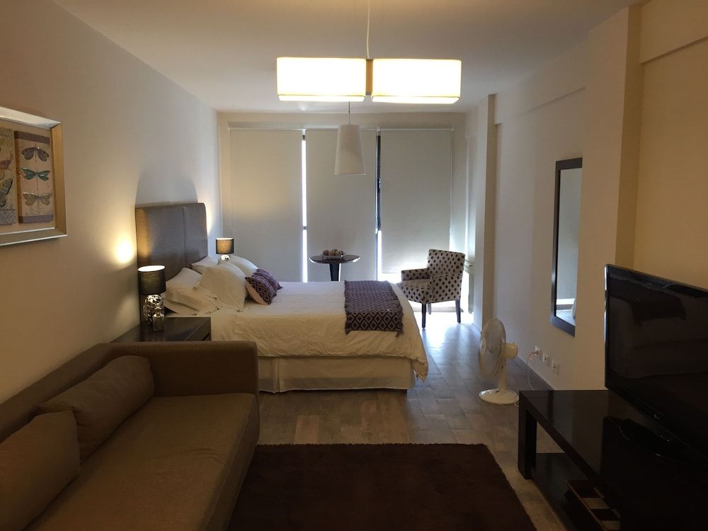 Urbana Suites & Studios 440 2