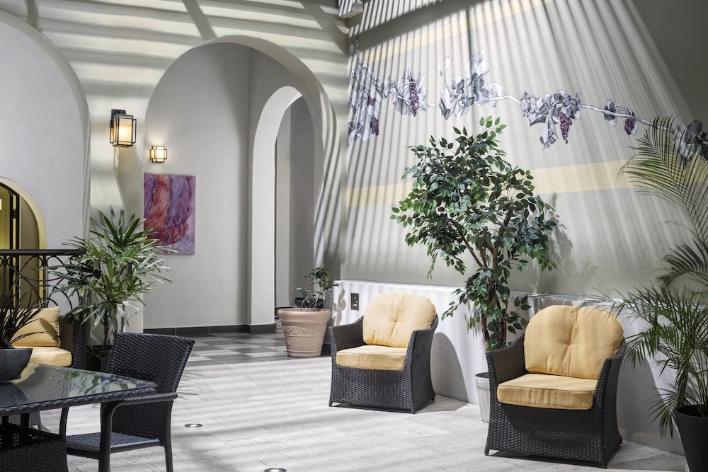 Decanter Hotel 3