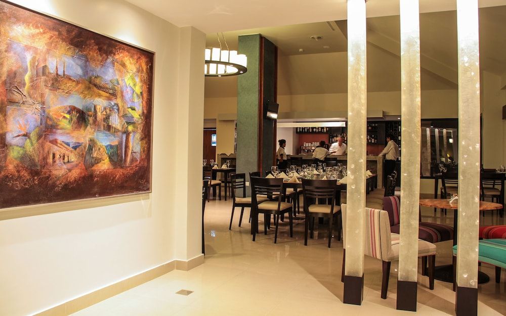 Howard Johnson by Wyndham Yerba Buena 2