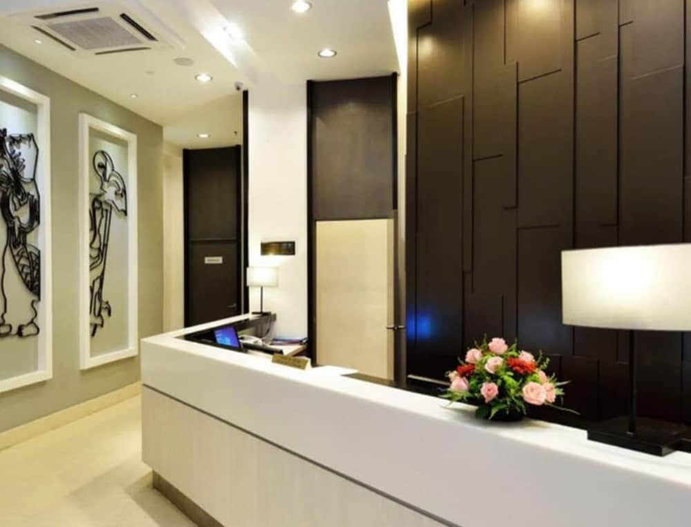 Holiday Villa Hotel & Suites 3