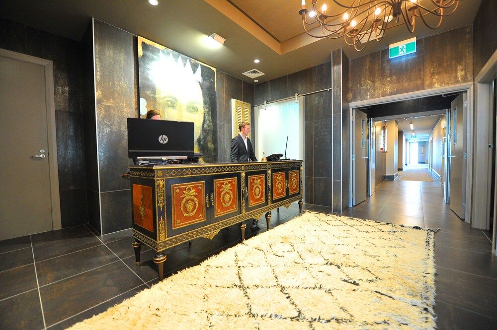 King and Queen Hotel Suites 2