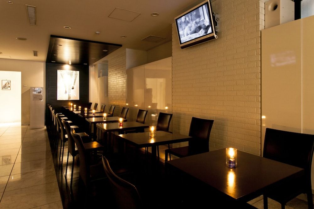 Hamilton Hotel Black 2