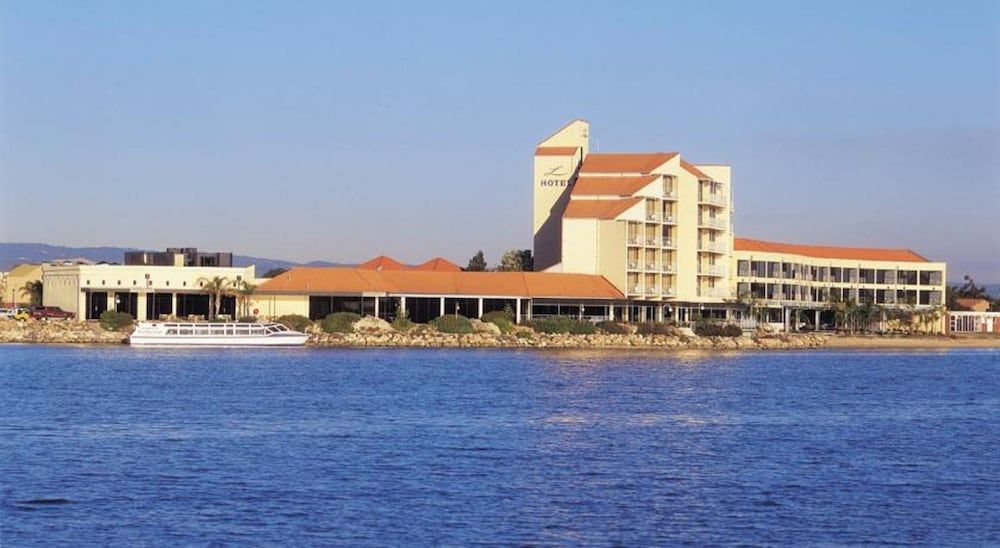 Lakes Hotel 1