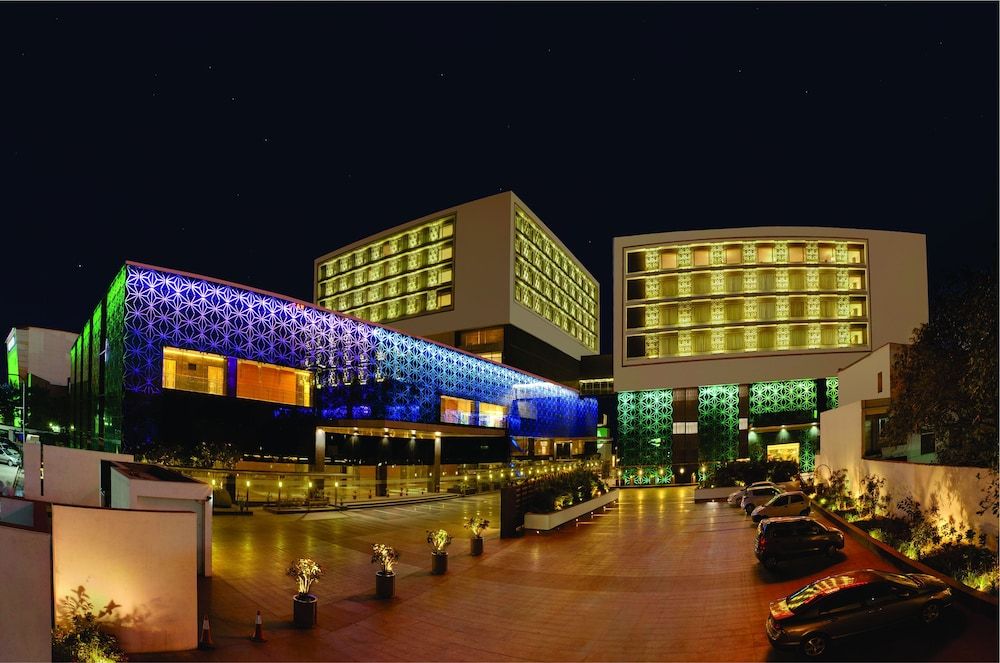 Orange Megastructure LLP 5 estrelas em Surate