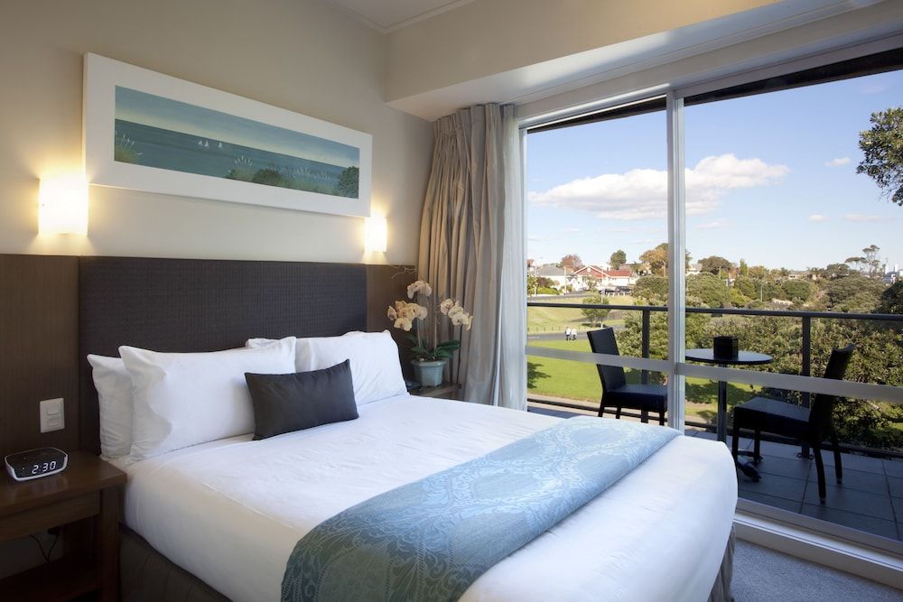VR Takapuna 1