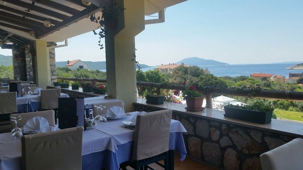 Hotel Zlatni Lav 4 étoiles à Martinšćica