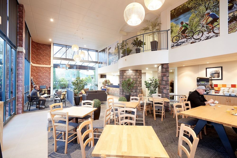 Ventura Inn & Suites Hamilton 3