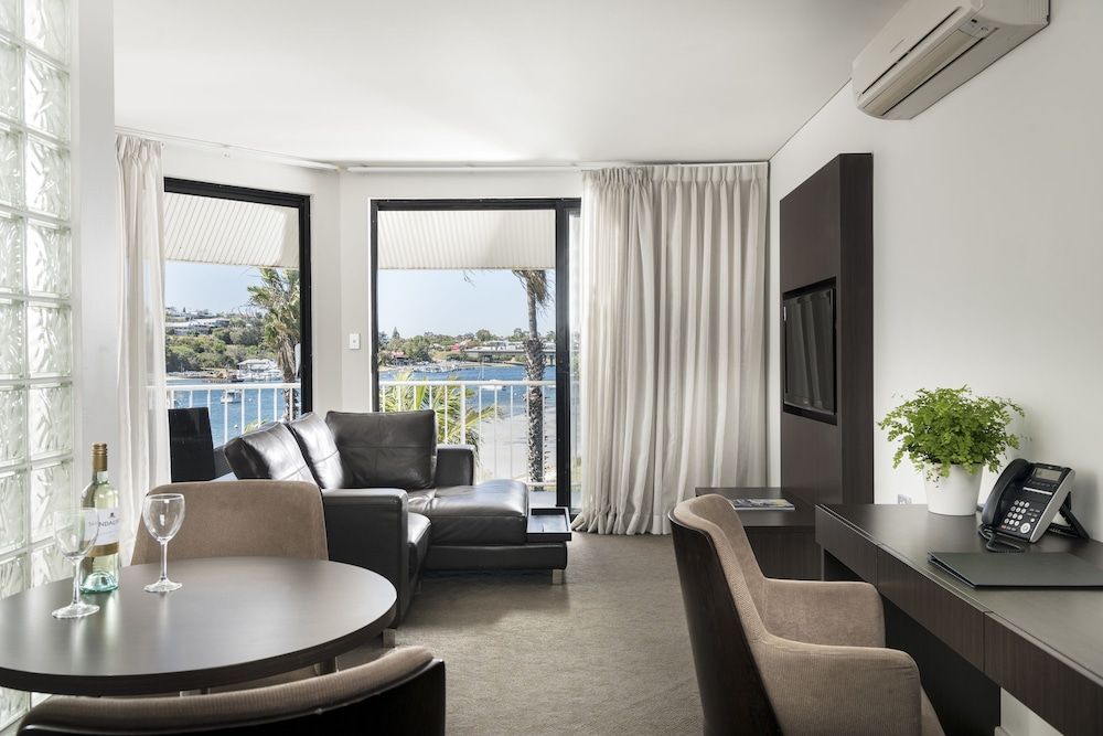 Pier 21 Apartment Hotel