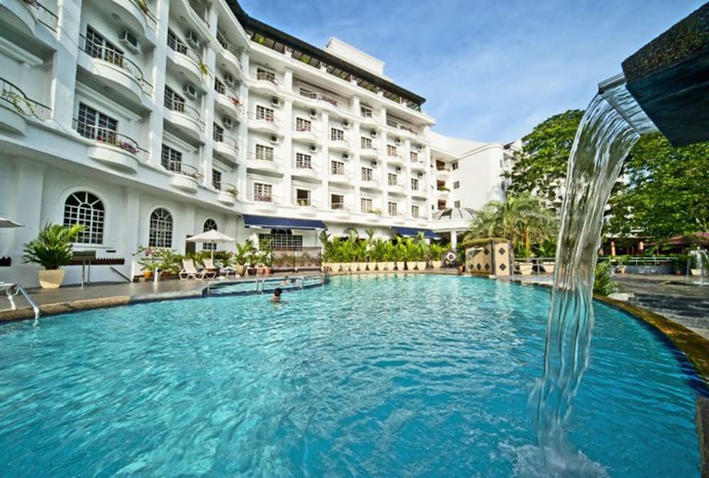 Flamingo Hotel by The Lake 1