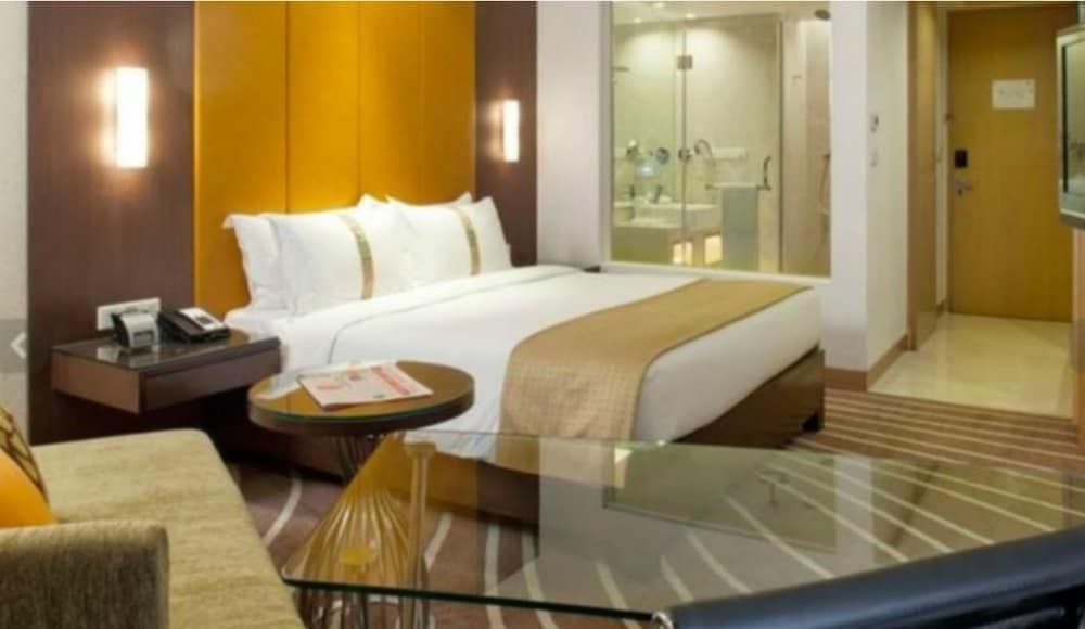 Holiday Inn Mumbai International Airport 2