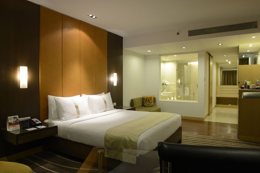 Holiday Inn Mumbai International Airport 3