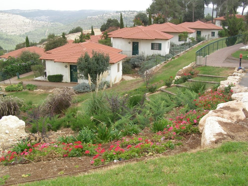 Shoresh Green Hills Family Suites Hotel