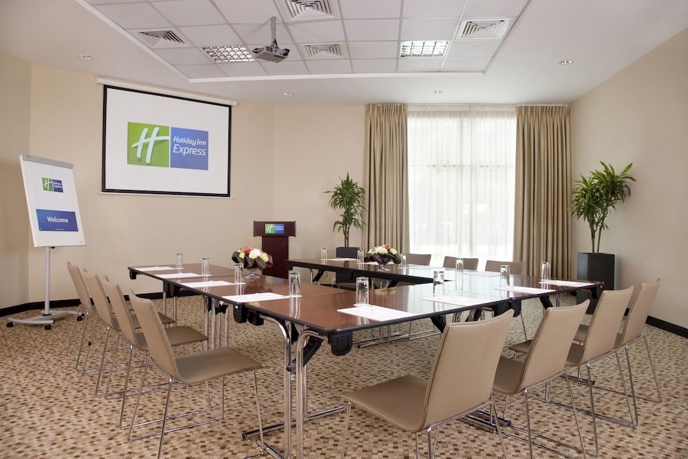 Holiday Inn Express Dubai- Safa Park 3 estrellas en Dubái