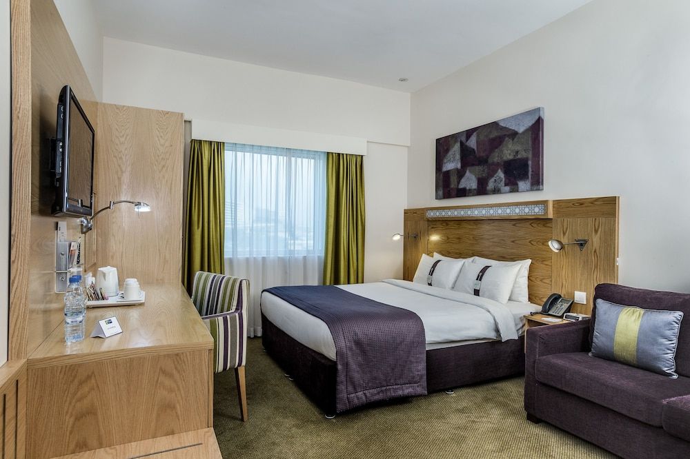 Holiday Inn Express Dubai- Safa Park 2