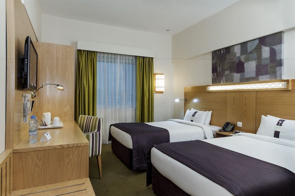 Holiday Inn Express Dubai- Safa Park 3