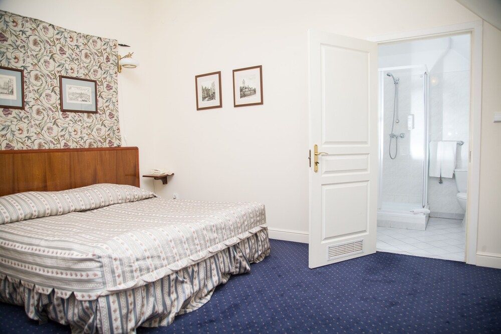 Lezno Palace Airport 3