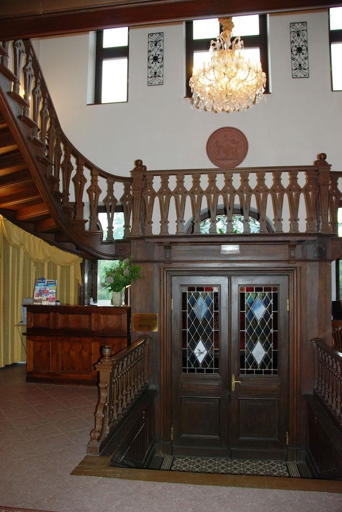 Lezno Palace Airport 2