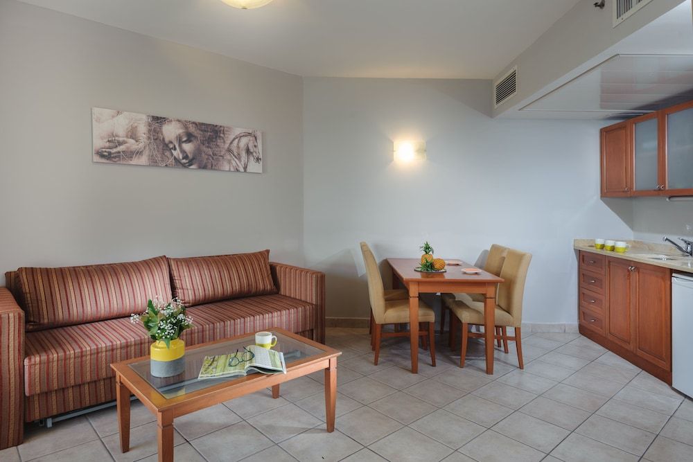 Leonardo Suite By the Beach 2