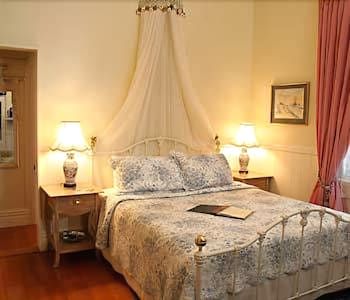 Peace and Plenty Inn 2