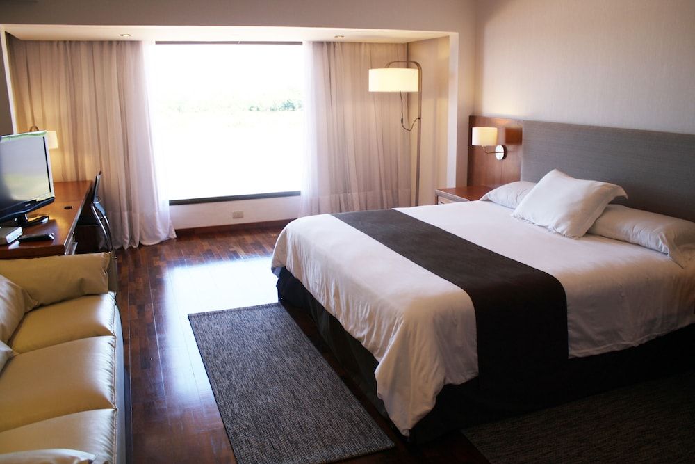 Resort Yacht y Golf Club Paraguayo 3