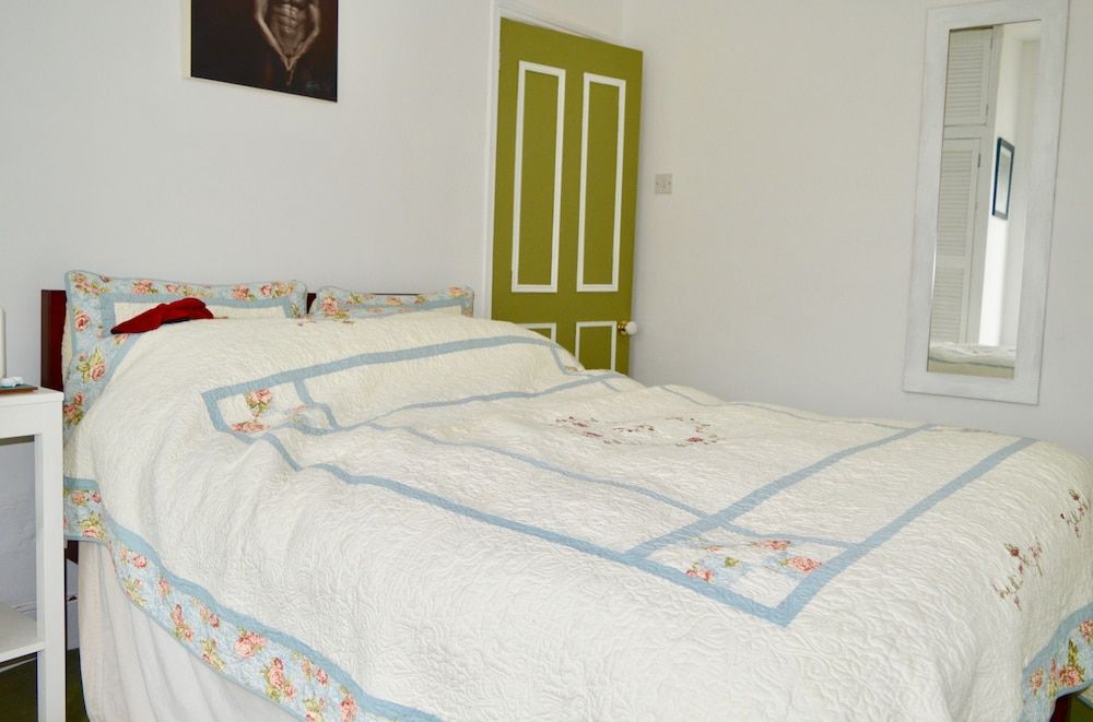 1 Bedroom Terraced House in Bristol 3