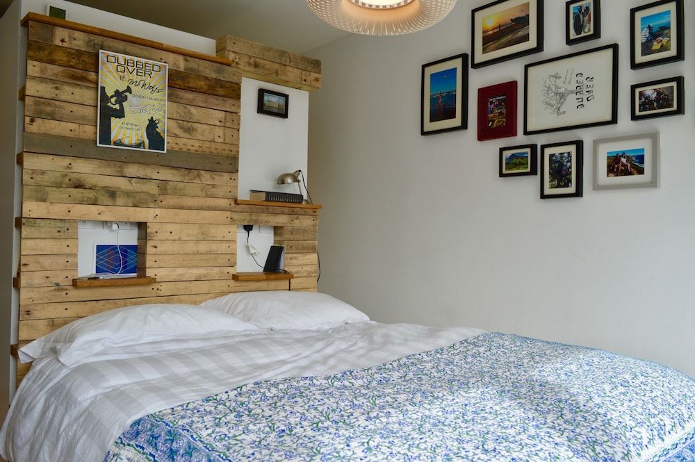 3 Bedroom House With Garden in Montpelier 3