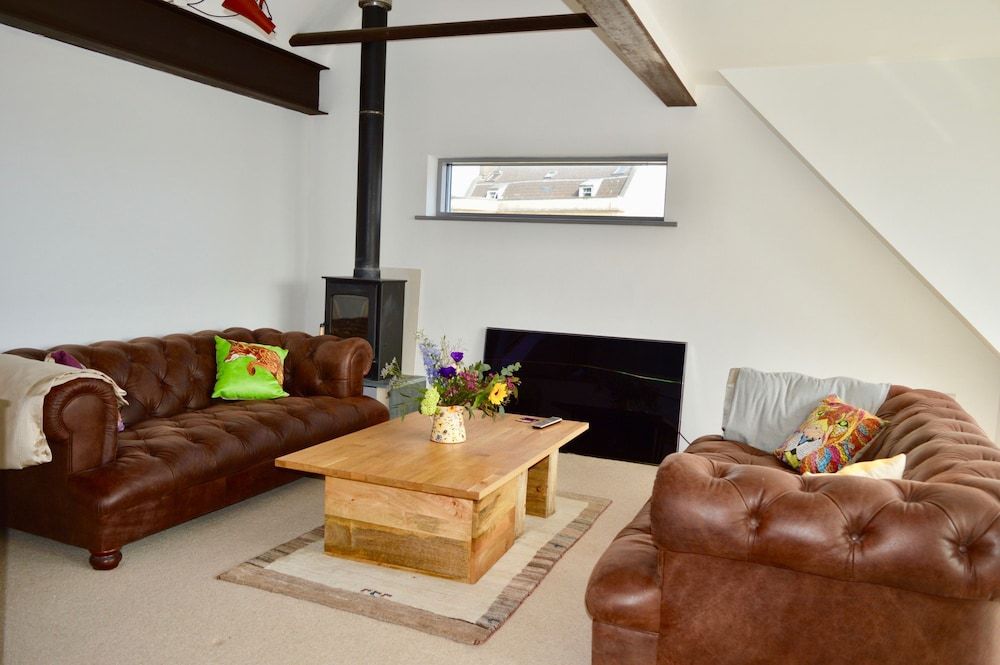 3 Bedroom House With Garden in Montpelier 1