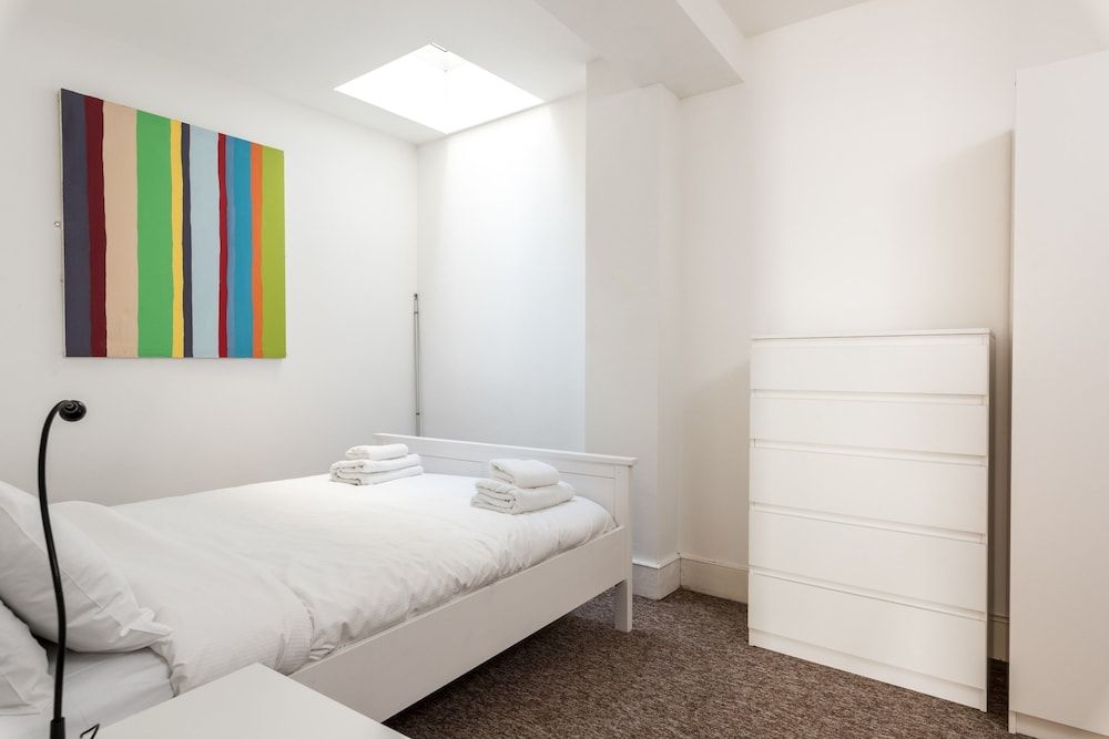 Modern 3 Bedroom Central Brighton House 2