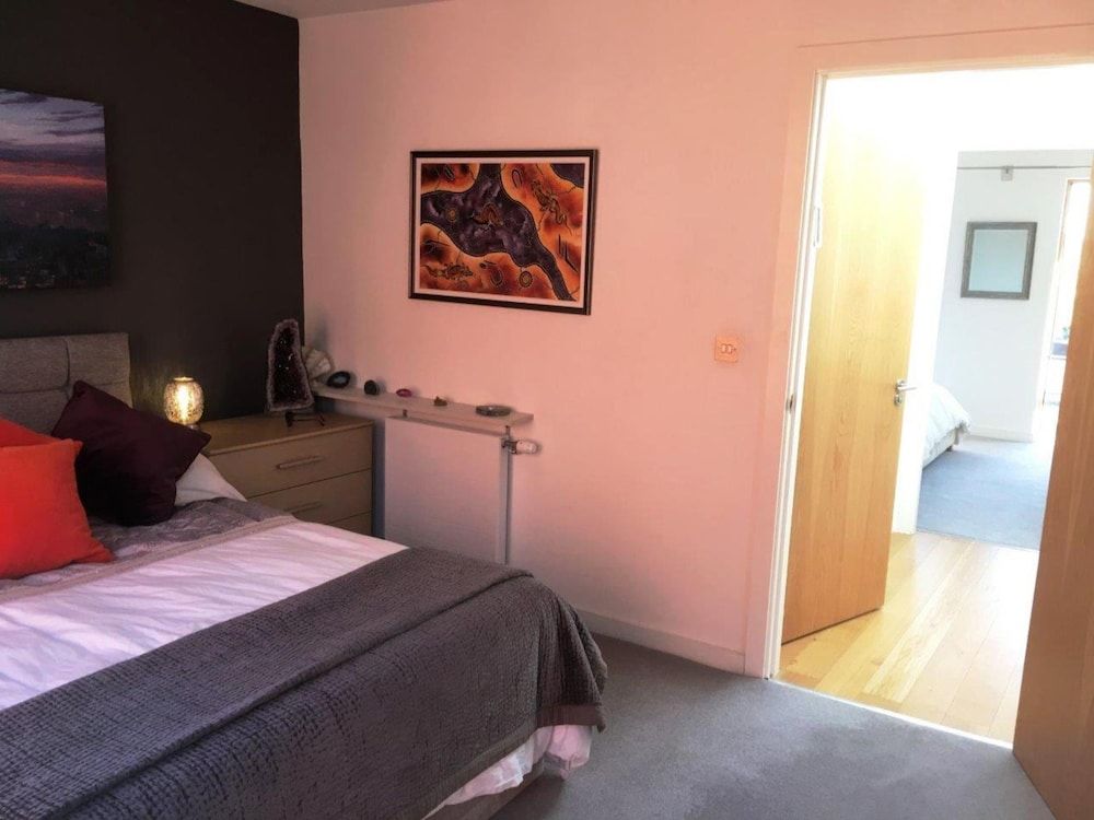 Modern 3 Bedroom House in Central Manchester 2