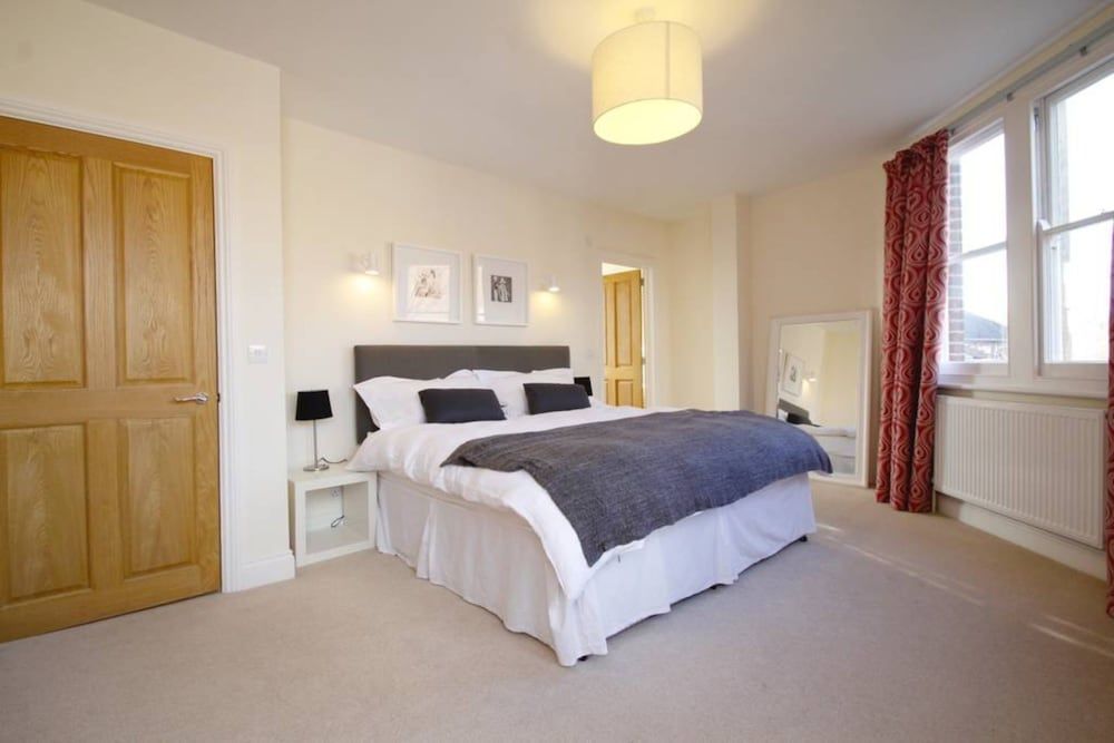 Large Stylish House Central North Oxford 3