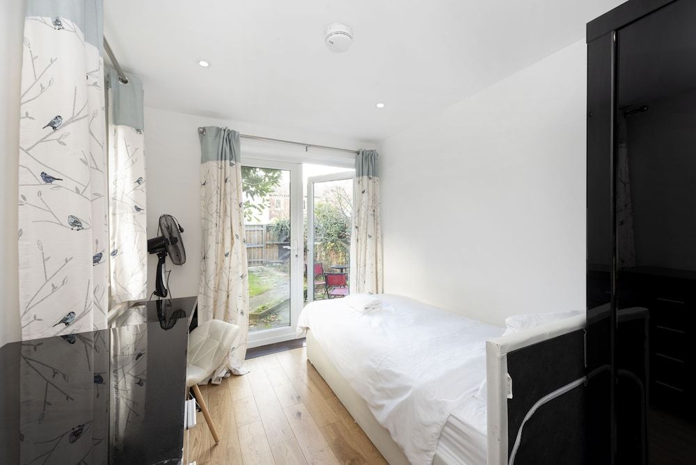 Russell Lodge 5-Bedroom House 3