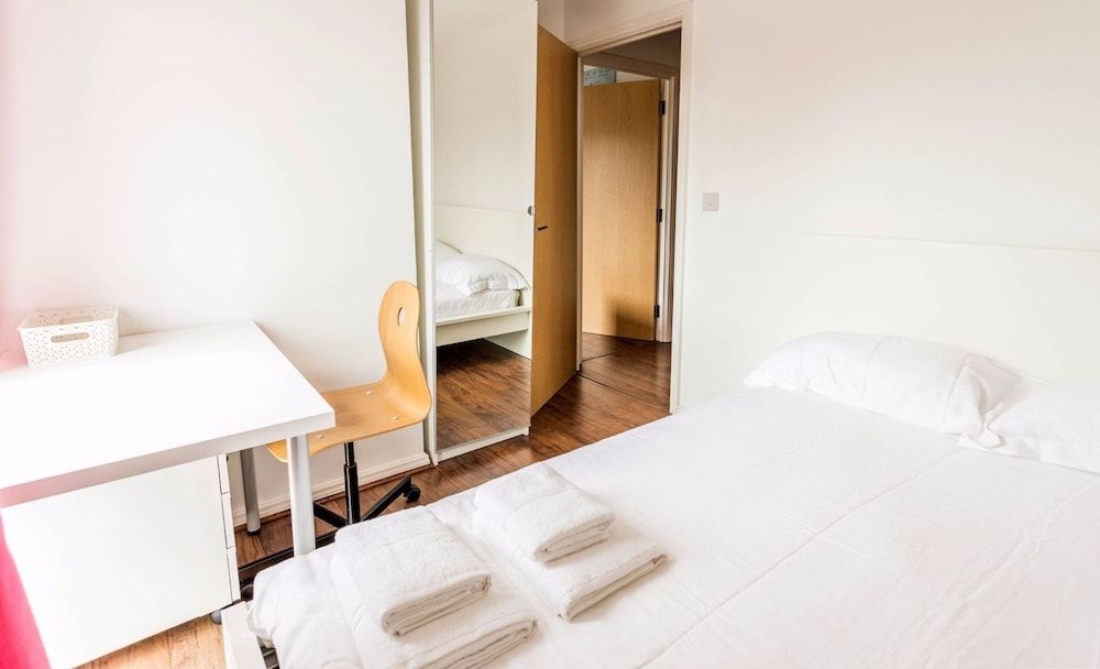 Beautiful and New Home for 5 in West Cambridge 3