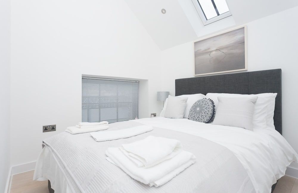 Bright, Newly Refurbished Townhouse in Bath 2