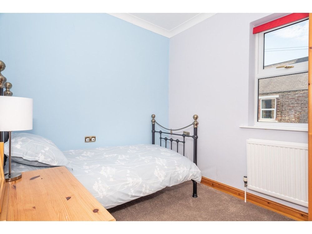 Spacious, sleeps 5, near city walls & FREE parking 2