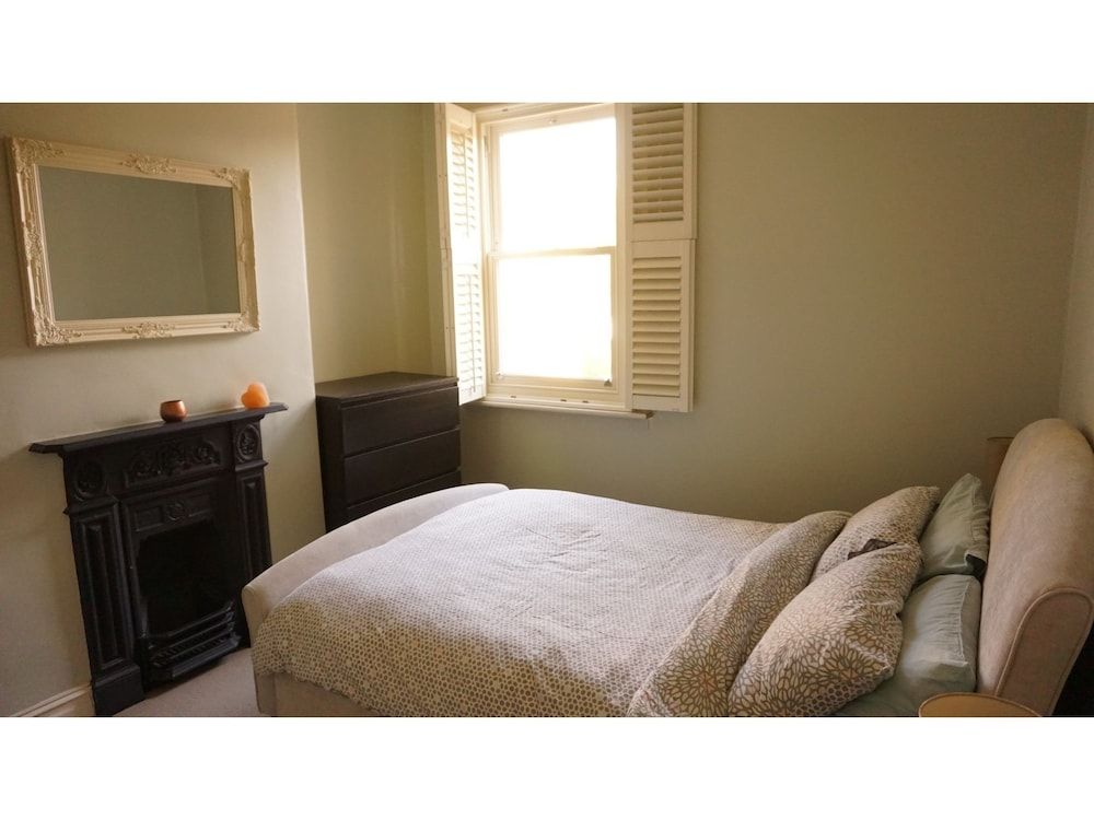 Charming, Spacious 3-br Home for 6 in Central Bath 3