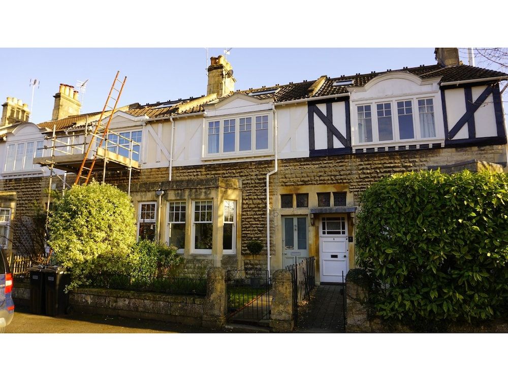 Charming, Spacious 3-br Home for 6 in Central Bath