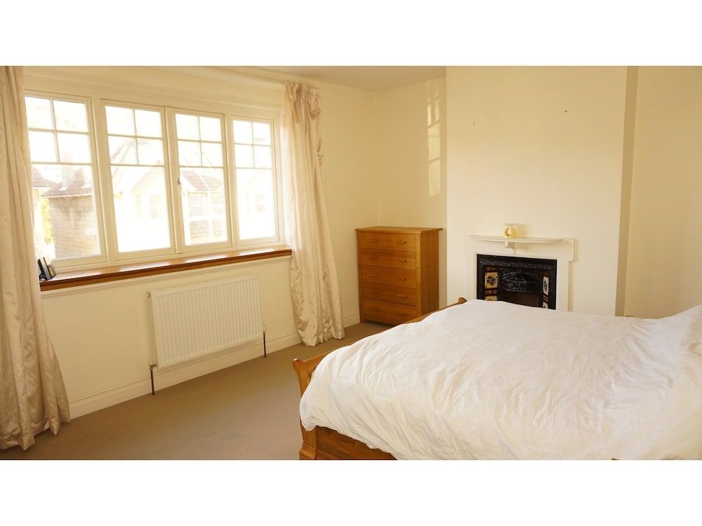 Charming, Spacious 3-br Home for 6 in Central Bath 2