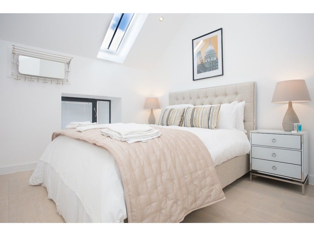 Chic & Newly Refurbished Townhouse in Bath