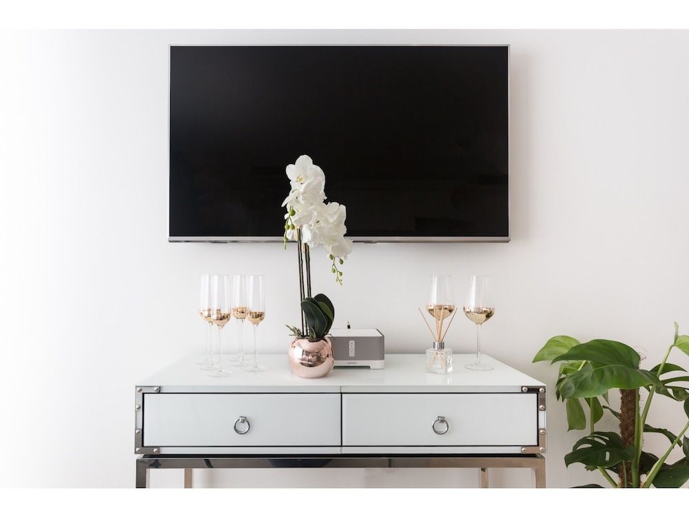 Chic & Newly Refurbished Townhouse in Bath 2