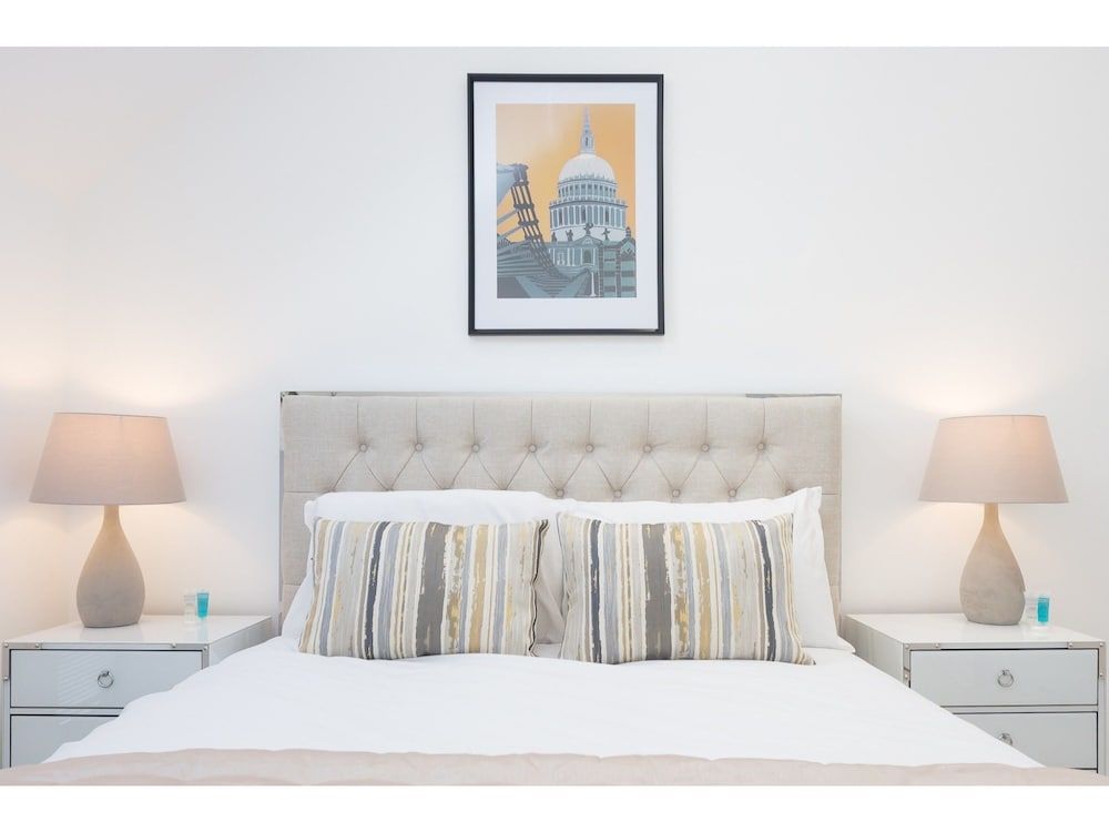 Chic & Newly Refurbished Townhouse in Bath 3