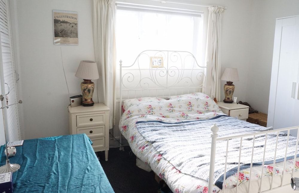 Comfortable Family Home in Oxford With Parking 3