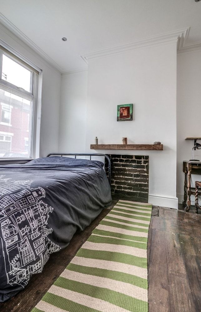 Cozy two Bedroom House Near Mediacity UK 2
